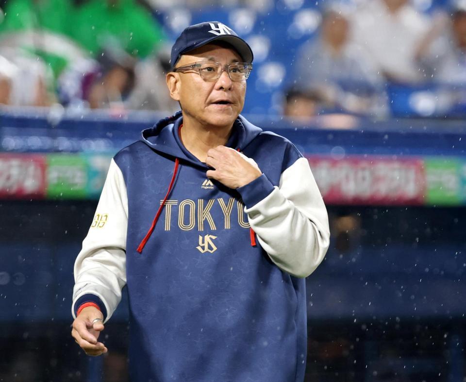 ７回、選手交代を告げベンチに戻る池山監督