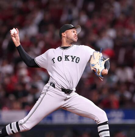 ９回から登板するマルティネス（撮影・北村雅宏）