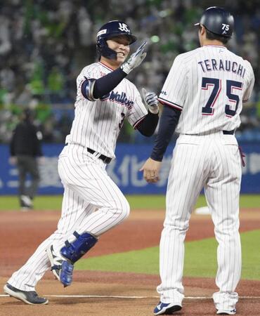 　１回、プロ初本塁打を放ちコーチとタッチを交わす西村