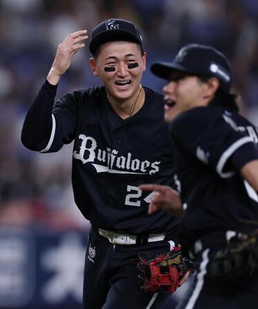 ロッテに勝利し、麦谷（右）と笑顔を見せる紅林（撮影・中田匡峻）