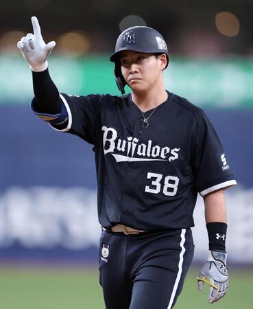 １回、右前打を放ち、ポーズを取る来田（撮影・中田匡峻）