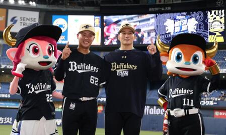 同期入団バッテリーでチームを勝利に導いた堀（中央左）と高島（撮影・中田匡峻）