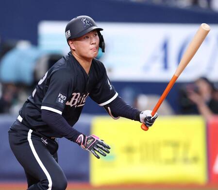 ４回、二塁への内野安打で出塁する堀（撮影・中田匡峻）