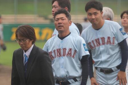 試合後、スタンドにあいさつした松丸監督（中央）