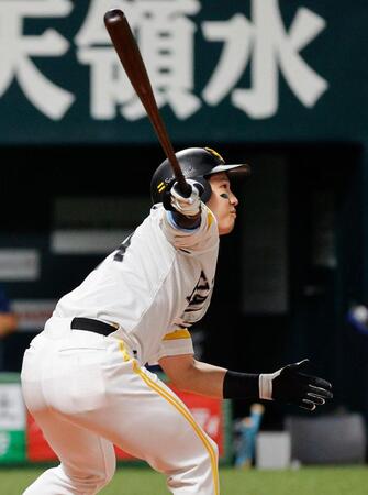 １回、栗原が先制の中犠飛を放つ