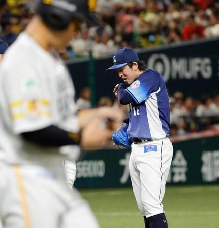 ６回、近藤（手前）に四球を与えた隅田