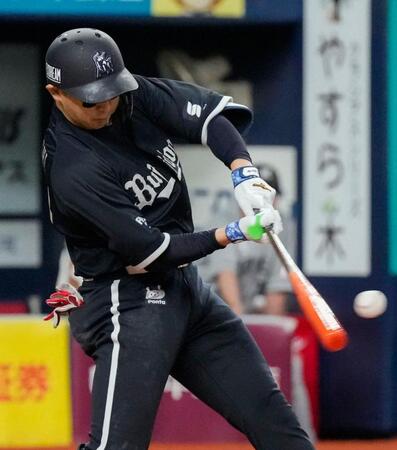 ７回、紅林が左越えに本塁打を放つ