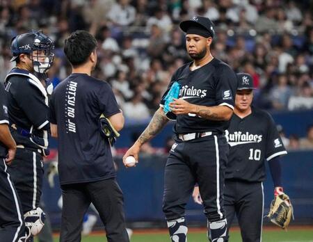 ２回、追加点を許したエスピノーザ（右から２人目）のもとに集まるオリックスナイン