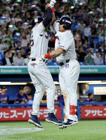 ６回、３ランを放ち二走サンタナ（左）とタッチを交わすオスナ