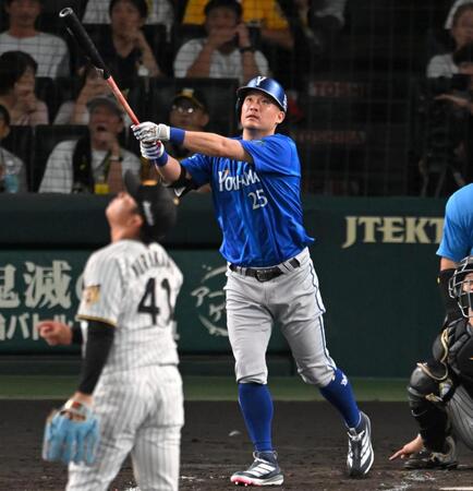 ３回、１６号ソロを放つ筒香（撮影・飯室逸平）