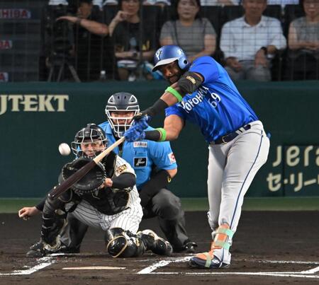 １回、安打を放つエンカーナシオン（撮影・飯室逸平）