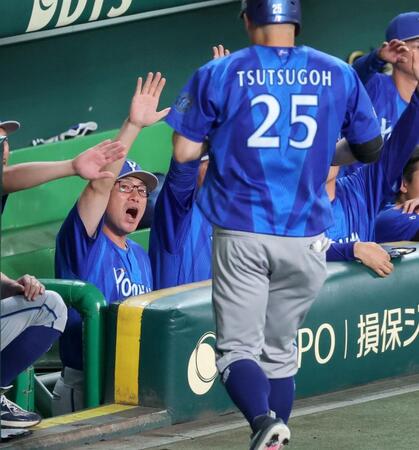 ３回、ソロを放った筒香（２５）を迎える相川監督（撮影・立川洋一郎）