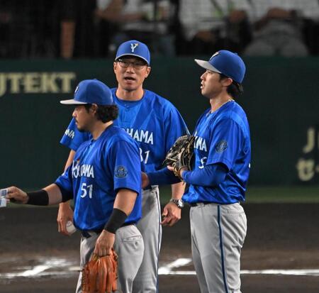 ６回、尾形に交代を告げる相川監督（撮影・飯室逸平）
