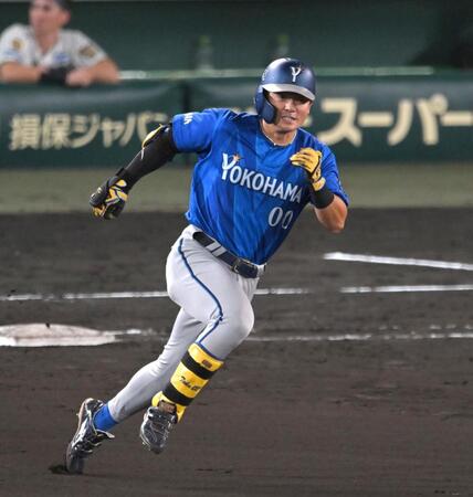 ９回、二塁打を放つ林（撮影・飯室逸平）