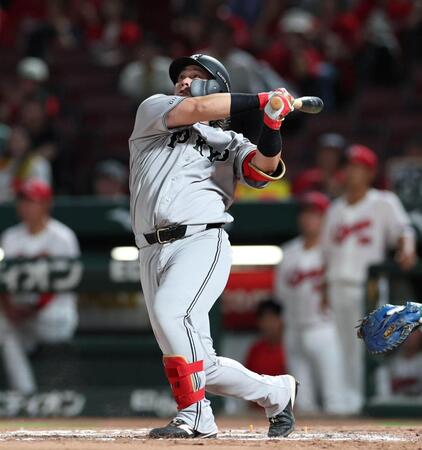 １１回、勝ち越しソロを放つ甲斐（撮影・北村雅宏）