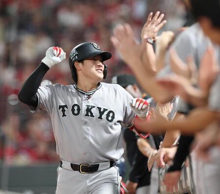 ５回、同点ソロを放った増田陸はベンチ前で拳を握る（撮影・北村雅宏）