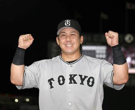 お立ち台でポーズをとる甲斐（撮影・北村雅宏）