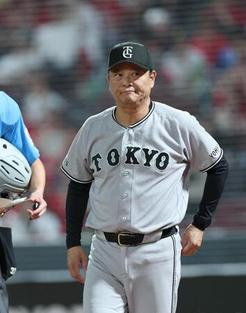 ４回の攻撃を終え、選手交代を告げる橋上監督代行（撮影・北村雅宏）
