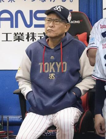 　９回、中日にリードを許す展開に、渋い表情で試合を見守る池山監督