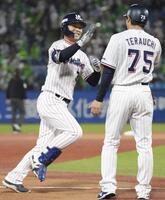 　１回、プロ初本塁打を放ちコーチとタッチを交わす西村