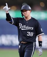 １回、右前打を放ち、ポーズを取る来田（撮影・中田匡峻）