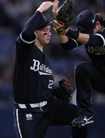 麦谷（右）とポーズを決める紅林（撮影・中田匡峻）