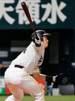 １回、栗原が先制の中犠飛を放つ
