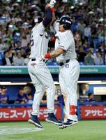 ６回、３ランを放ち二走サンタナ（左）とタッチを交わすオスナ