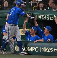 ３回、筒香のソロに沸く相川監督ら（撮影・飯室逸平）