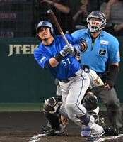 １回、先制二塁打を放つ宮崎（撮影・飯室逸平）