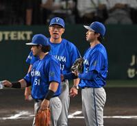 ６回、尾形に交代を告げる相川監督（撮影・飯室逸平）