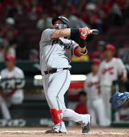 １１回、勝ち越しソロを放つ甲斐（撮影・北村雅宏）