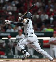 ８回、勝ち越しとなる適時二塁打を放つ石塚（撮影・北村雅宏）