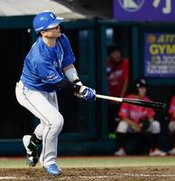 ５回、郡司が左中間に本塁打を放つ