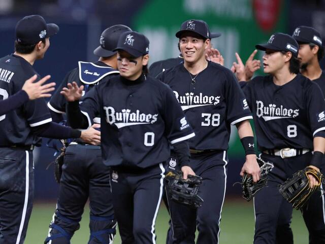 　ロッテに勝利し、ナインとタッチを交わす来田（３８）らオリックスナイン（撮影・中田匡峻）