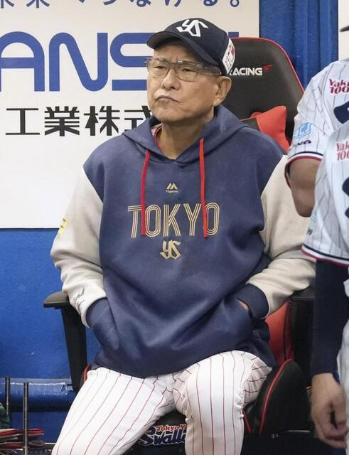 　９回、中日にリードを許す展開に、渋い表情で試合を見守る池山監督