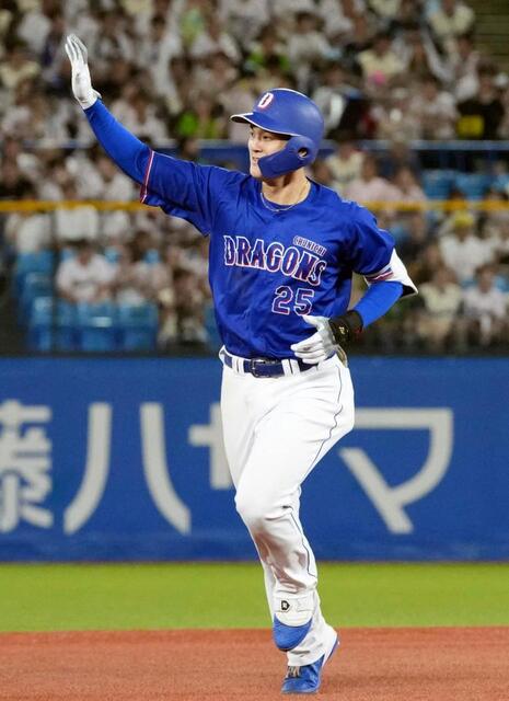 ６回、本塁打を放ちスタンドの声援に応える石川昂
