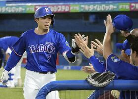 　１回、先頭打者本塁打を放ちナインに迎えられる福永