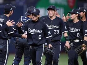　ロッテに勝利し、ナインとタッチを交わす来田（３８）らオリックスナイン（撮影・中田匡峻）