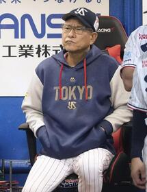 　９回、中日にリードを許す展開に、渋い表情で試合を見守る池山監督