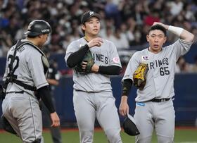 　９回、同点打を許した横山（中央）