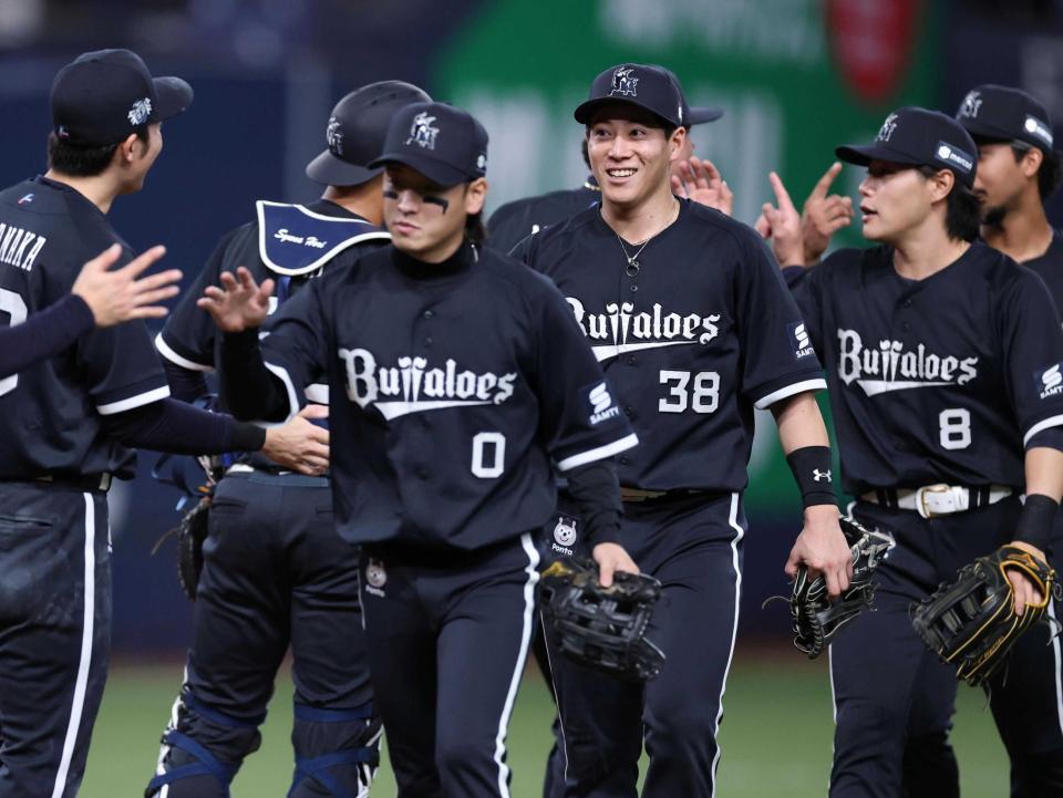 　ロッテに勝利し、ナインとタッチを交わす来田（３８）らオリックスナイン（撮影・中田匡峻）