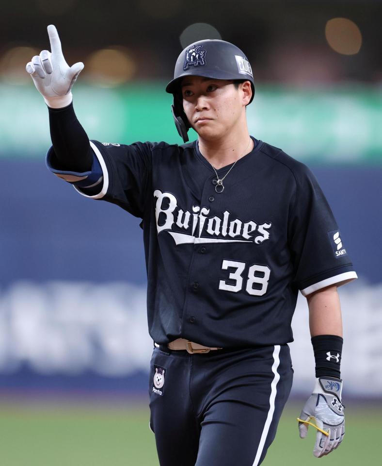１回、右前打を放ち、ポーズを取る来田（撮影・中田匡峻）