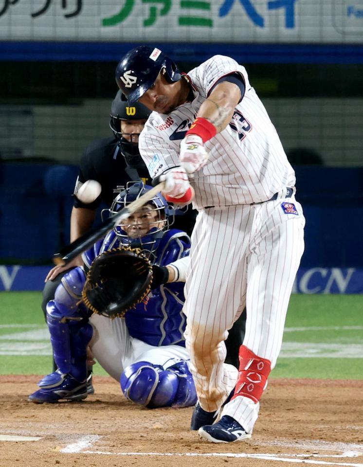 ６回、オスナが左越えに３ランを放つ。捕手加藤