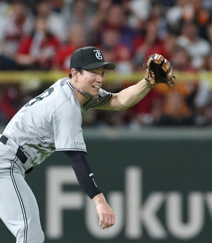 ５回、ファビアンの安打を捕球し、本塁で二走・西川を補殺する松本（撮影・北村雅宏）