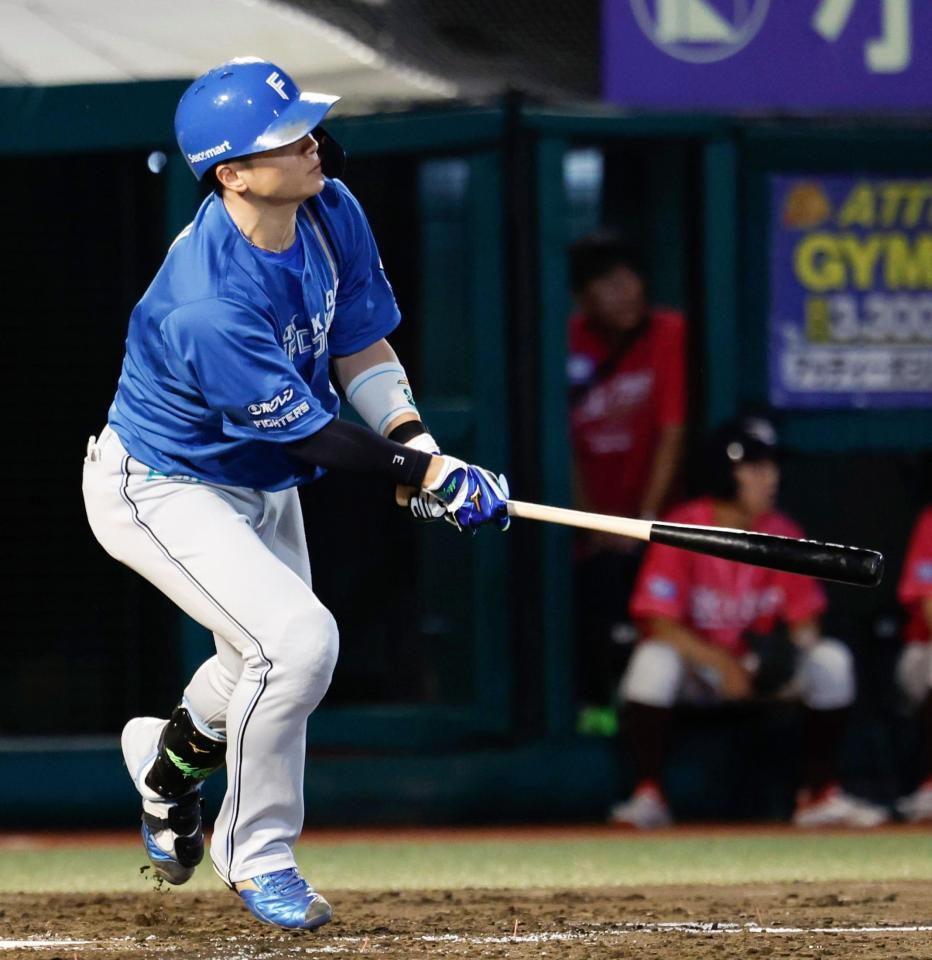 ５回、郡司が左中間に本塁打を放つ