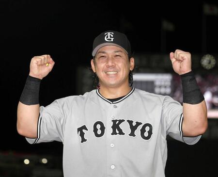 　お立ち台でポーズをとる甲斐（撮影・北村雅宏）
