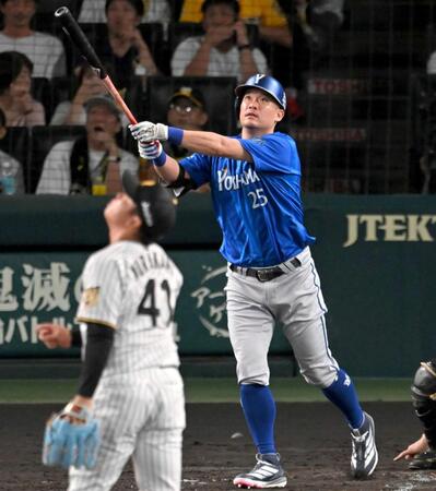 　３回、１６号ソロを放つ筒香（撮影・飯室逸平）