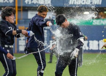 　１０回、サヨナラ打を放ち、ナインに祝福される太田（右）