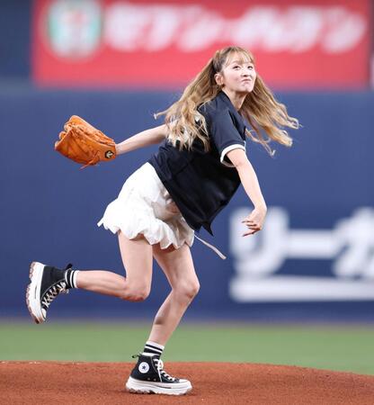 特別始球式で投球するＤｒｅａｍ　Ａｍｉ＝京セラドーム大阪（撮影・中田匡峻）